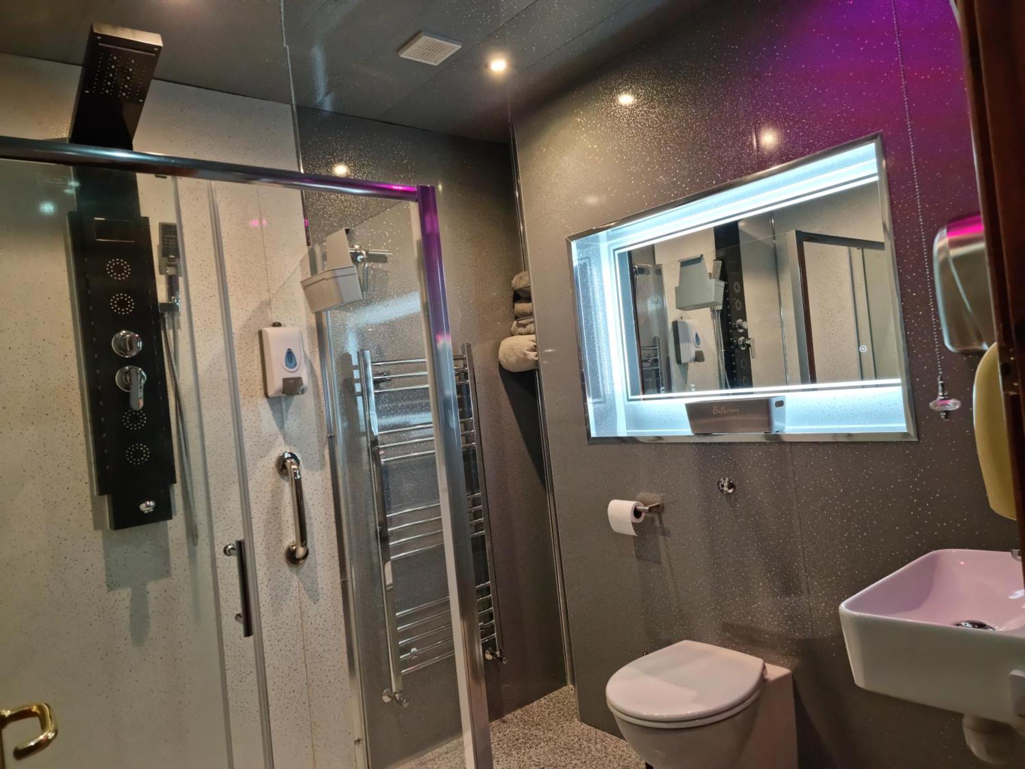 Castle Lodge - Brecon Beacons Accommodation Sennybridge Esterno foto